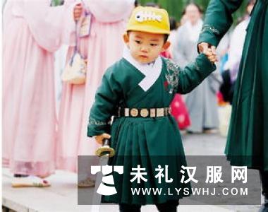 汉服最美丽的归宿,莫过于是在每逢中国的传统节日时,我们都可以郑重其事地换上自己的传统汉服衣