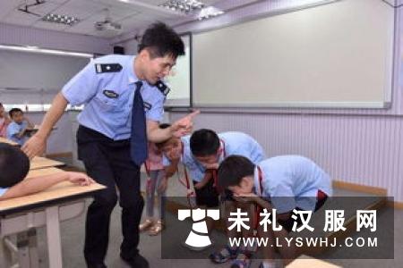 当警服遇上汉服，用沪语说起高铁，这些校园内外“编外老师”如何上好爱心暑托班？