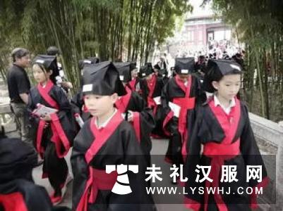 50多名学生身汉服走进商洛市博物馆画文物