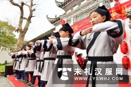 着汉服吟诗经 国学课堂带领小学生感受传统文化之美
