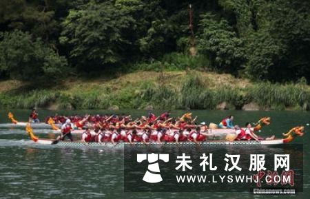 着汉服习古礼 小学童“学海”始泛舟