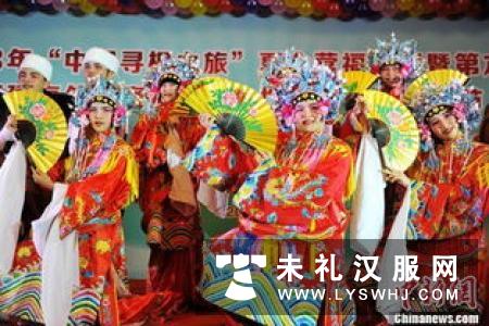 华裔青少年结束广西“寻根” 展演茶艺、古筝 、汉服