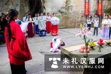 首届丹霞竹稻粽子节举行 着汉服祭拜迎端午