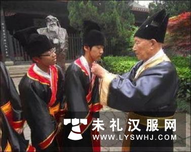 辽宁实验中学成人礼：着汉服行冠礼展礼孝品德