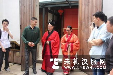 海南100余名大学生穿汉服行古礼宣告成年 感受传统文化