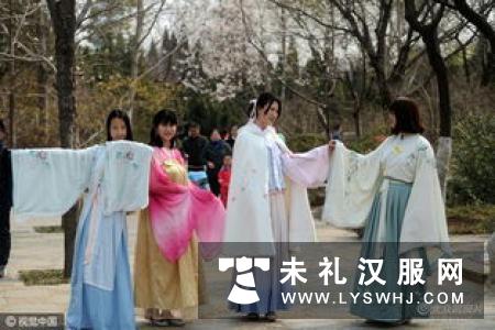 永州：百余师生穿汉服“祭花神”