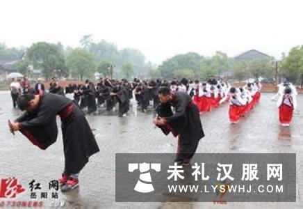 岳阳县打造“孝友之城” 百名中学生着汉服行成人礼