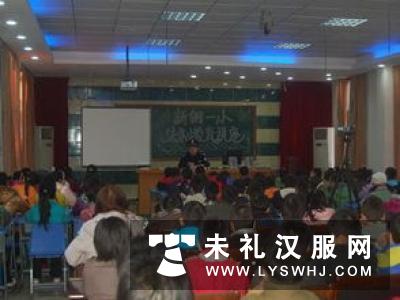 法治教育从娃娃抓起 重庆数百名小学生穿汉服写法治名言
