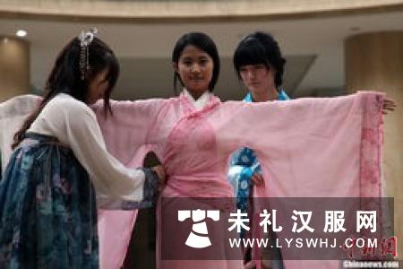 湖北高校女教师上演T台秀 汉服展示“乡射礼”