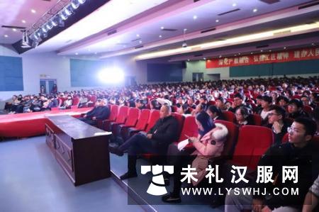 礼嘉中学文化艺术节闭幕 学生穿汉服弹《青花瓷》