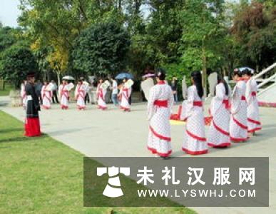 永州：百余师生穿汉服“祭花神”