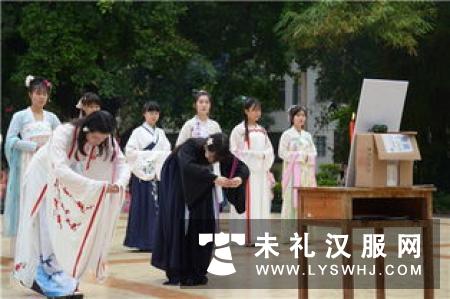 江西多所高校12名女生穿汉服扮“花神”祭祀花朝节