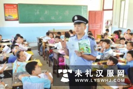 法治教育从娃娃抓起 重庆数百名小学生穿汉服写法治名言
