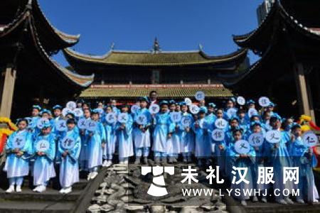 体验中华传统文化内涵的“成长礼” 南大附小三年级孩子 着汉服拜孔子