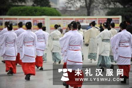 传统成人礼亮相师大附中 着汉服“加冠加笄”