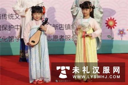 武汉小学生着汉服行汉礼演绎中华传统文化