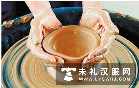 景德镇陶瓷大学学子着汉服行射礼重现千年传统