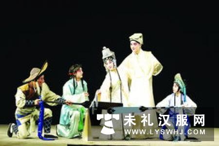 沪人街头“邂逅”汉服古琴 传统民俗回归上海