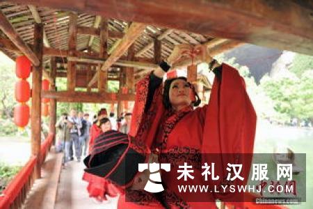 沪人街头“邂逅”汉服古琴 传统民俗回归上海