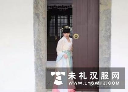 山东青岛：国学爱好者穿汉服进行沙龙交流引围观