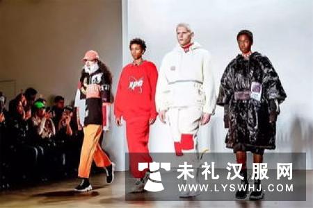 西成高铁车厢变T台 “动妹儿”身披汉服走秀