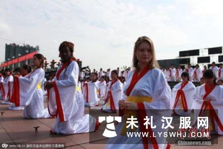 内江百名学子举行汉服成人礼 家长从外地赶回见证 内江百名学子举行汉服成人礼 家长从外地赶回见证