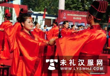 安徽金寨举办汉式集体婚礼 七旬金婚老人穿汉服为20对新人送祝福