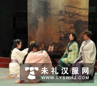 内江百名学子举行汉服成人礼 家长从外地赶回见证 内江百名学子举行汉服成人礼 家长从外地赶回见证