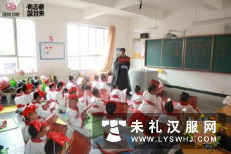 彭山一小组织家长为师生讲授穿汉服行礼仪知识