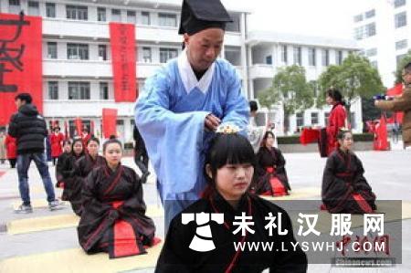 盐城一高校上演汉服成人礼活动 传承优秀传统文化