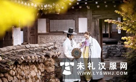 安徽金寨举办汉式集体婚礼 七旬金婚老人穿汉服为20对新人送祝福