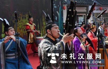 中外学生齐齐为佛山市民展示汉服汉文化