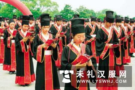 内江百名学子举行汉服成人礼 家长从外地赶回见证 内江百名学子举行汉服成人礼 家长从外地赶回见证