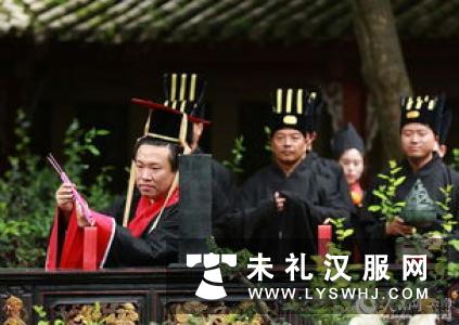 山东青岛：国学爱好者穿汉服进行沙龙交流引围观